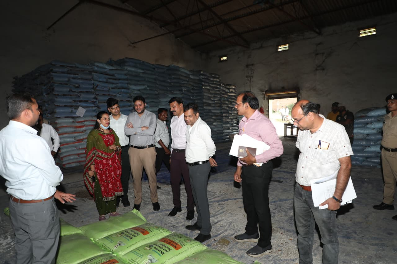 कलेक्टर श्री नारायन ने परासिया रोड स्थित मार्कफेड डबल लॉक यूरिया विक्रय केंद्र एवं चौरई के खाद वितरण केंद्रों का किया औचक निरीक्षण